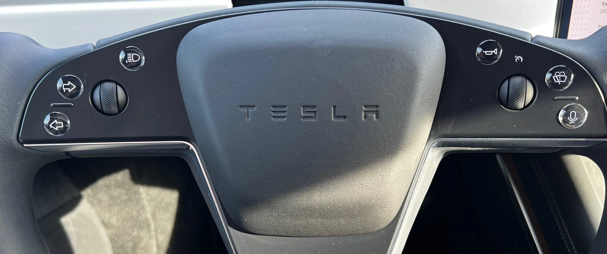 Tesla Cybertruck Yoke vs. steering wheel 1680039957501