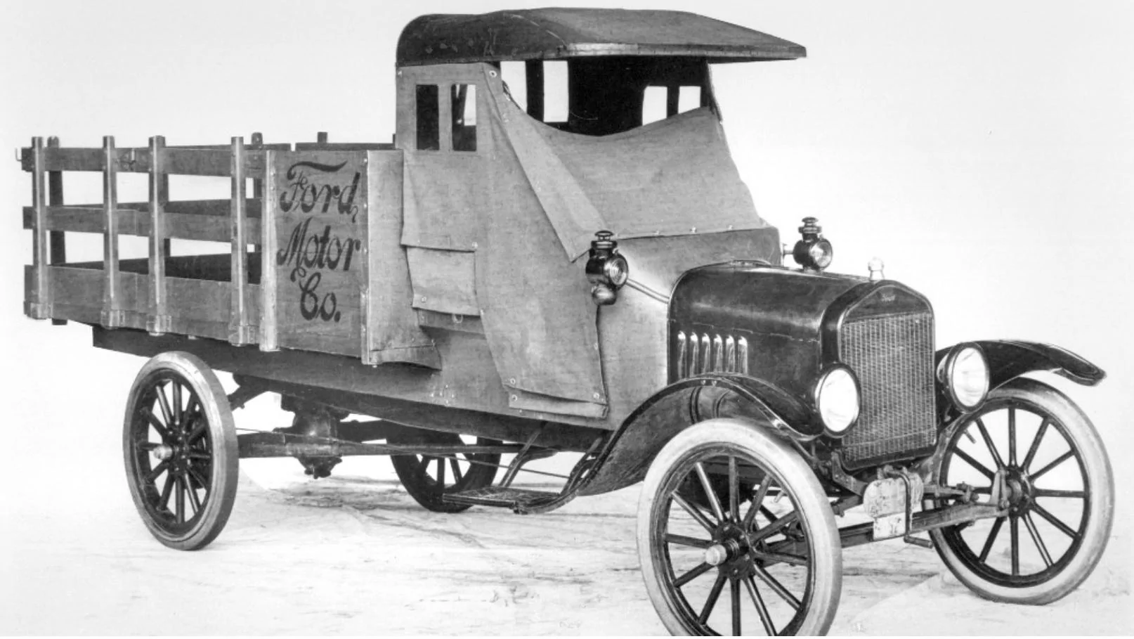 Tesla Cybertruck Cybertruck “not a real truck” says survey among truck drivers 4C05A11B-63BA-4AF9-B8B1-831A3D1A655E