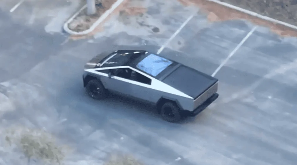 Tesla Cybertruck Cybertruck might have Porsche style Chromatic moon roof 1680706691397