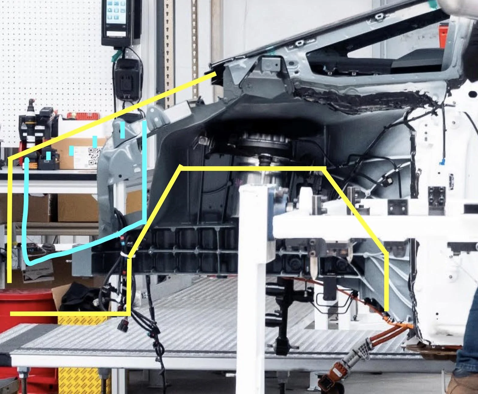 Tesla Cybertruck Cybertruck spotted with frunk open, revealing waterfall design! Screenshot 2023-04-20 at 12.27.38 PM
