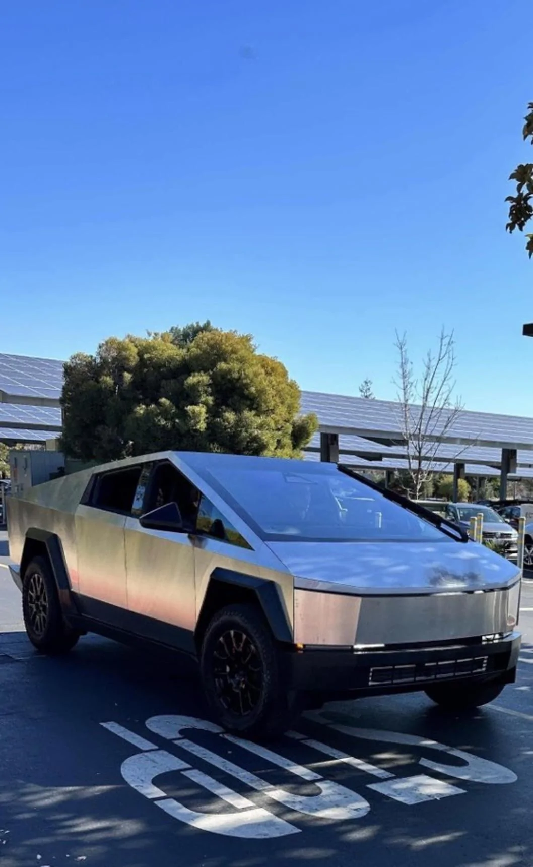 Tesla Cybertruck Can you spot the differences? 9do5p0aahaha1