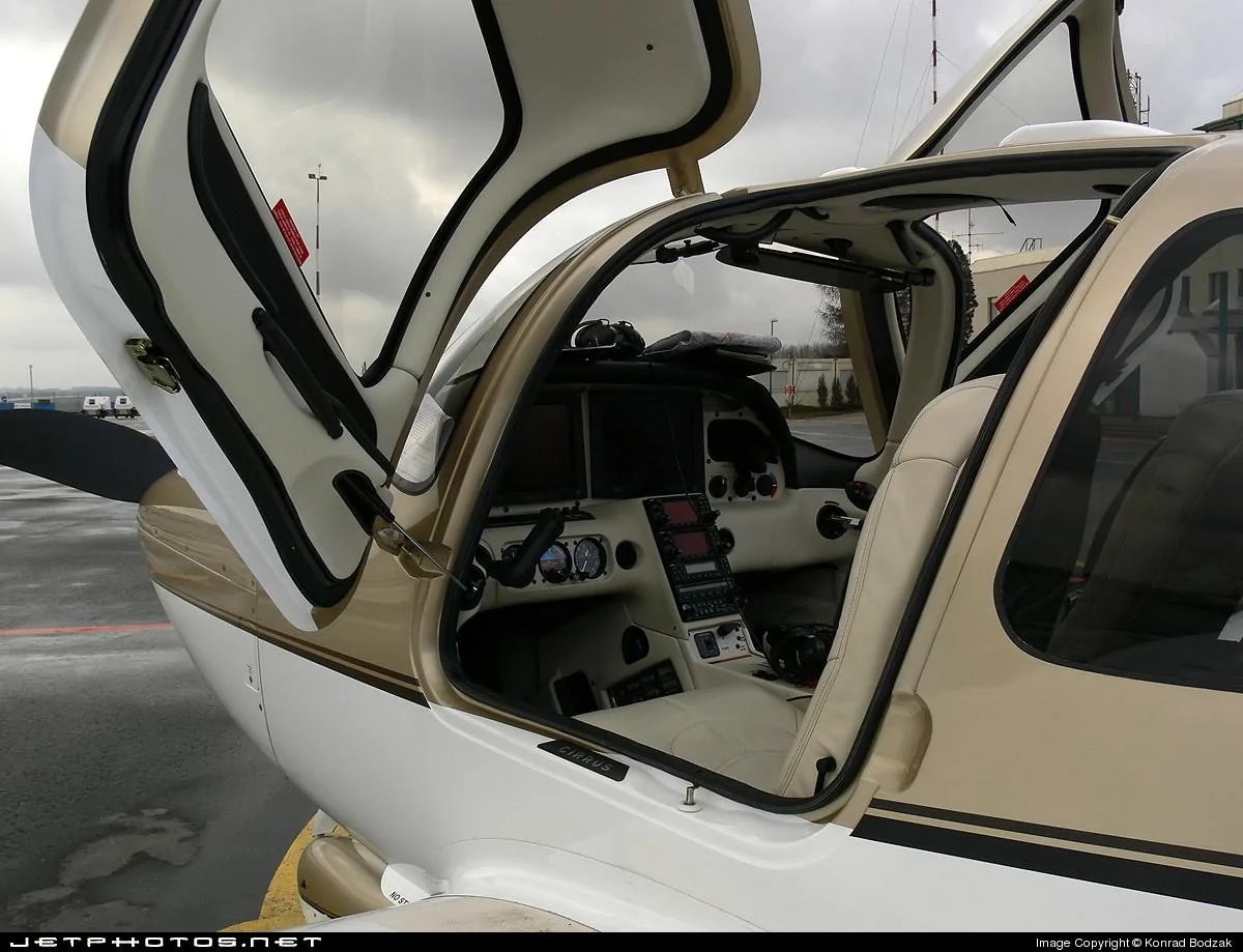 Tesla Cybertruck Yoke vs. steering wheel 1682966258818