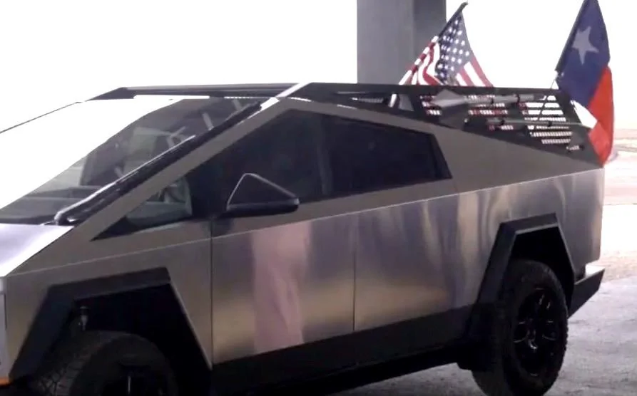 Tesla Cybertruck Cybertruck bed rack / tool rack + accessories (shovels) first look! 🧰 Tesla-Cybertruck-tool-rack