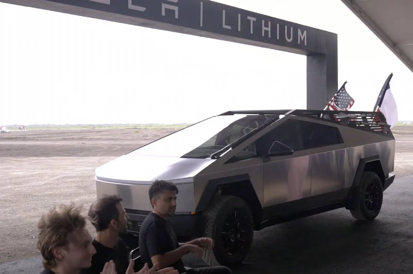 Tesla Cybertruck Cybertruck bed rack / tool rack + accessories (shovels) first look! 🧰 FvokhPbWIBchZsu
