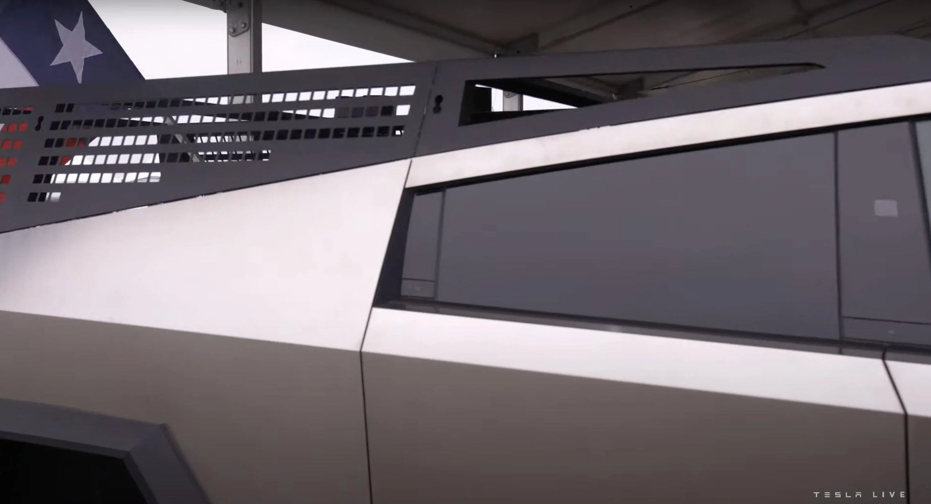 Tesla Cybertruck Cybertruck bed rack / tool rack + accessories (shovels) first look! 🧰 FvokVpvWIAEWUKy