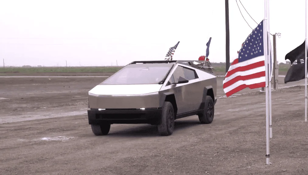 Tesla Cybertruck Cybertruck bed rack / tool rack + accessories (shovels) first look! 🧰 screenshot-93-png