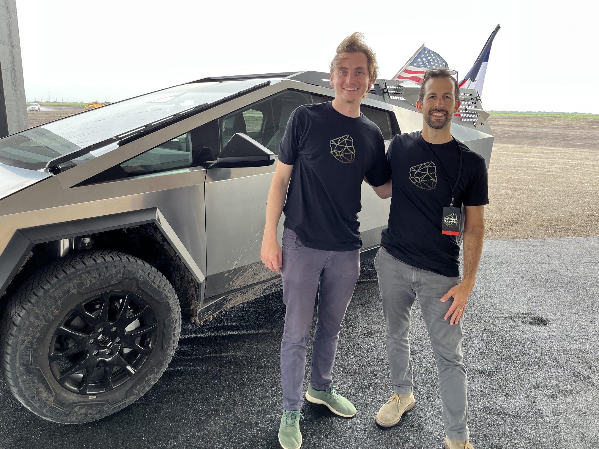 Tesla Cybertruck Cybertruck bed rack / tool rack + accessories (shovels) first look! 🧰 FvozxEzXgAAedy_