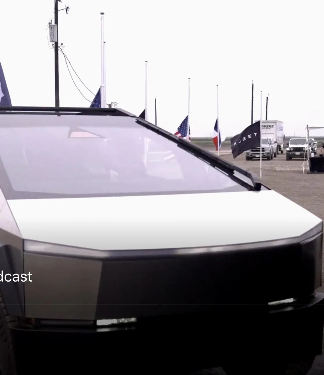 Tesla Cybertruck Cybertruck bed rack / tool rack + accessories (shovels) first look! 🧰 96226449-ABCC-48C9-8555-1C245364F1F4