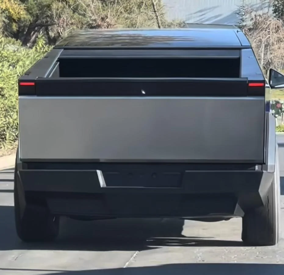 Tesla Cybertruck Cybertruck bed rack / tool rack + accessories (shovels) first look! 🧰 DD6801DA-6D9C-47F8-8DCF-0B17D99D7494