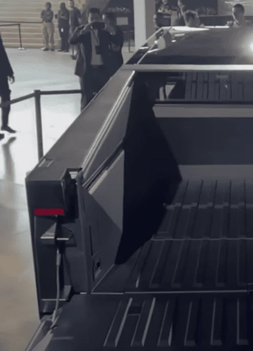 Tesla Cybertruck Cybertruck bed rack / tool rack + accessories (shovels) first look! 🧰 Screenshot (107)
