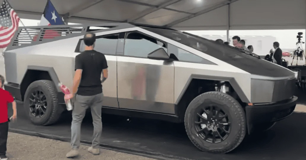 Tesla Cybertruck Cybertruck bed rack / tool rack + accessories (shovels) first look! 🧰 Screenshot (134)
