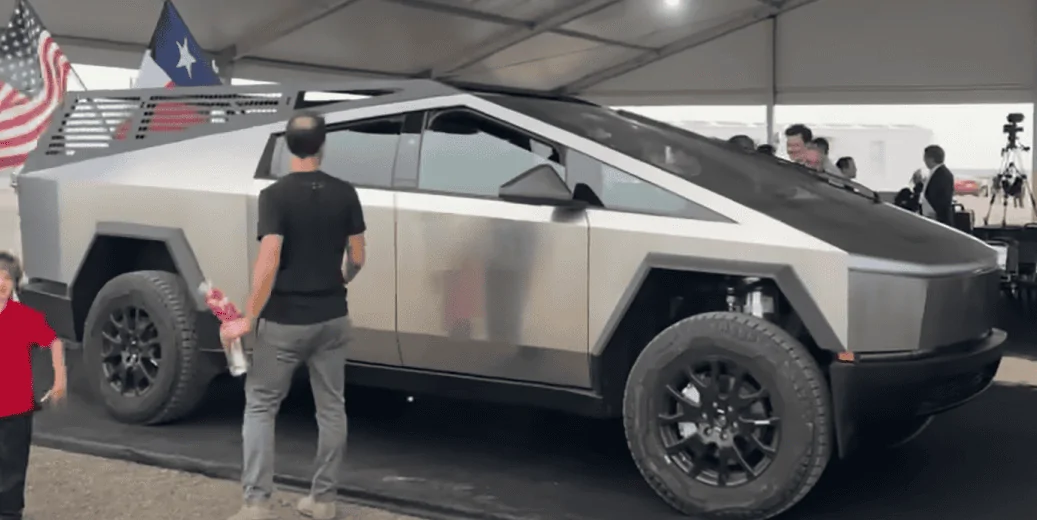 Tesla Cybertruck Cybertruck bed rack / tool rack + accessories (shovels) first look! 🧰 Screenshot (135)