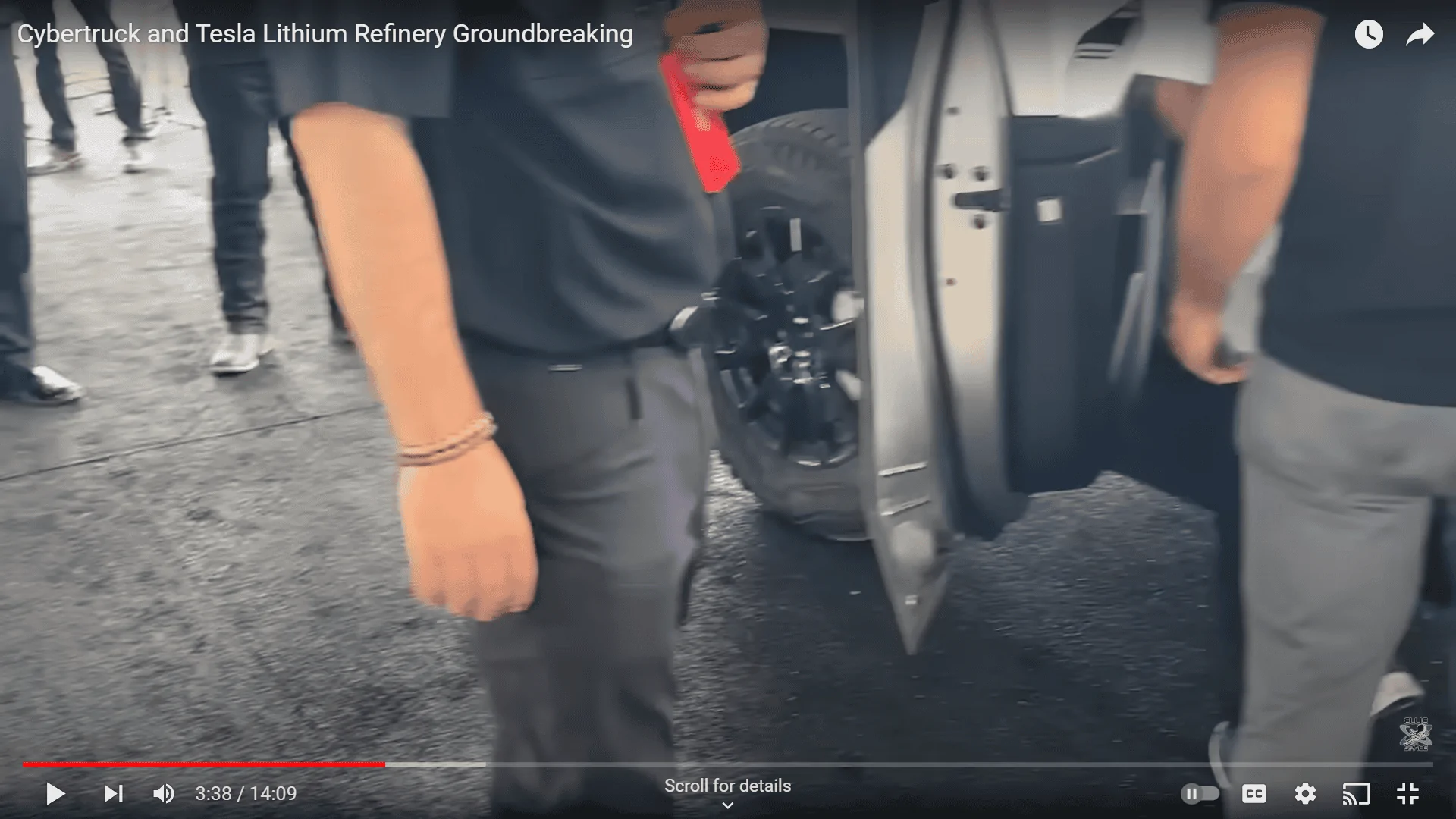 Tesla Cybertruck Cybertruck bed rack / tool rack + accessories (shovels) first look! 🧰 Screenshot (116)