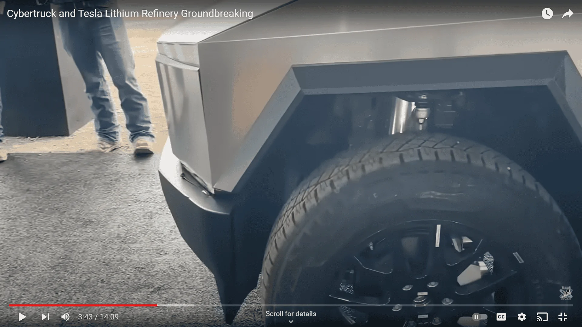Tesla Cybertruck Cybertruck bed rack / tool rack + accessories (shovels) first look! 🧰 Screenshot (117)