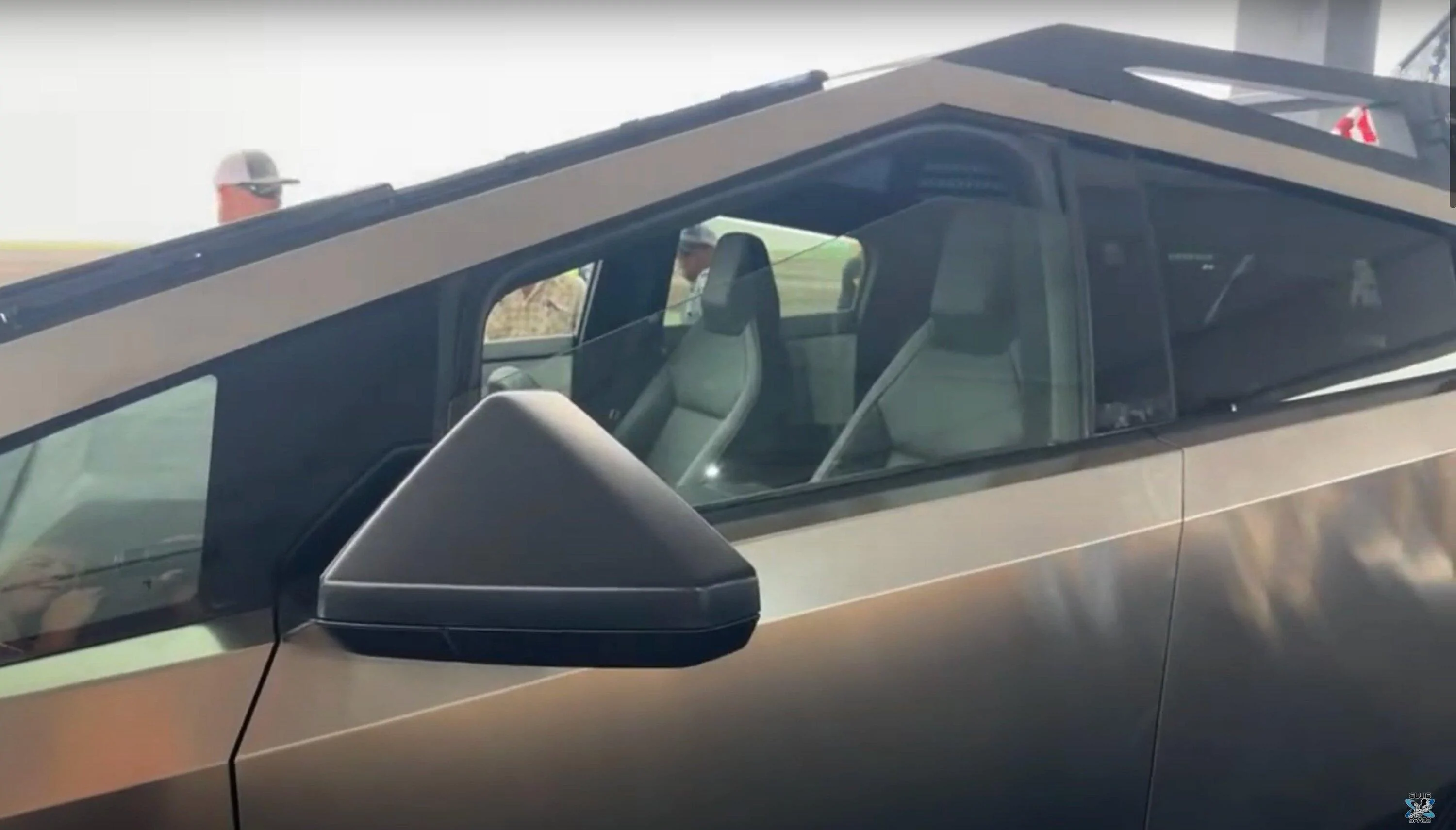 Tesla Cybertruck Giga Windshield Wiper BAW closeup look 💧 FvoypZyWIAAA-Xf
