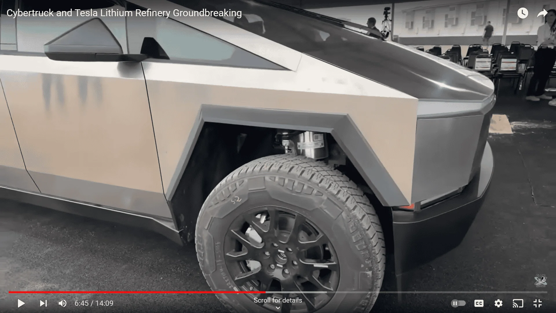 Tesla Cybertruck Cybertruck bed rack / tool rack + accessories (shovels) first look! 🧰 Screenshot (136)