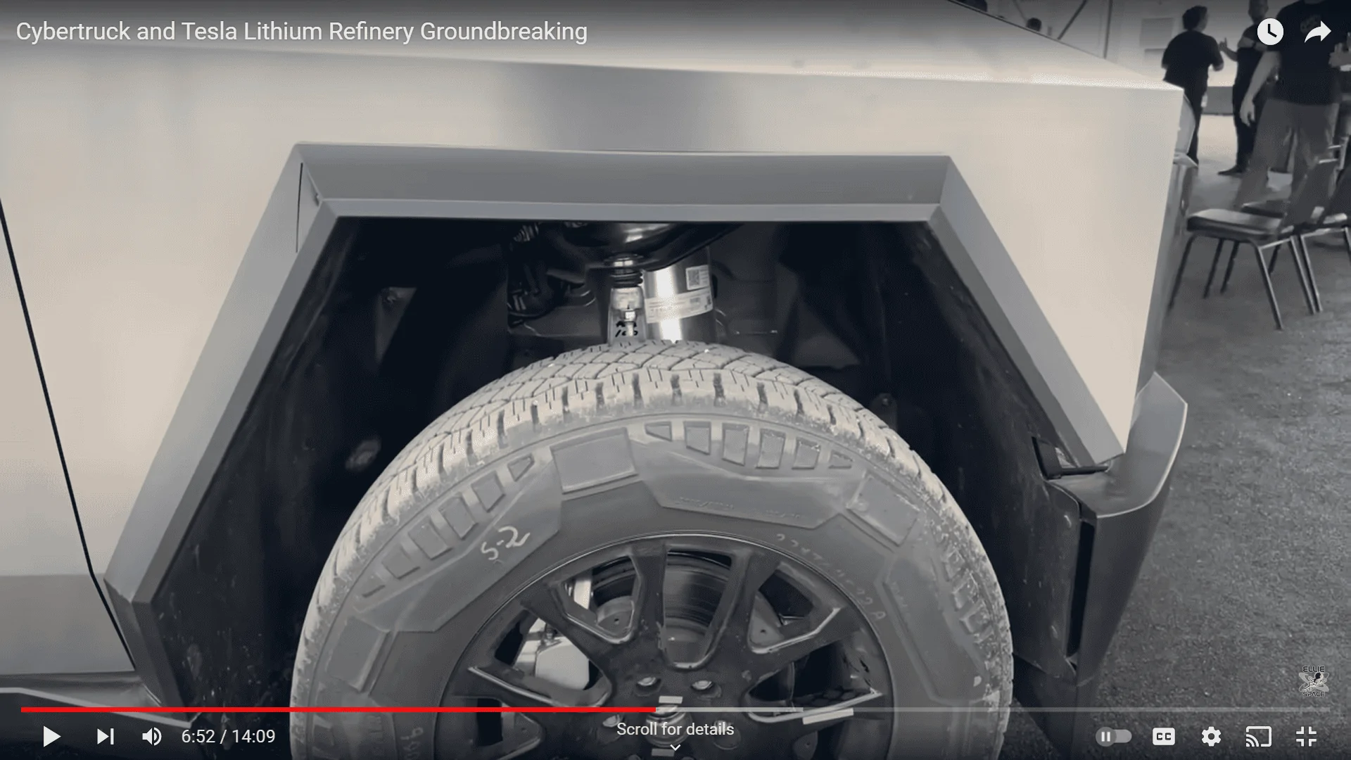 Tesla Cybertruck Cybertruck bed rack / tool rack + accessories (shovels) first look! 🧰 Screenshot (140)