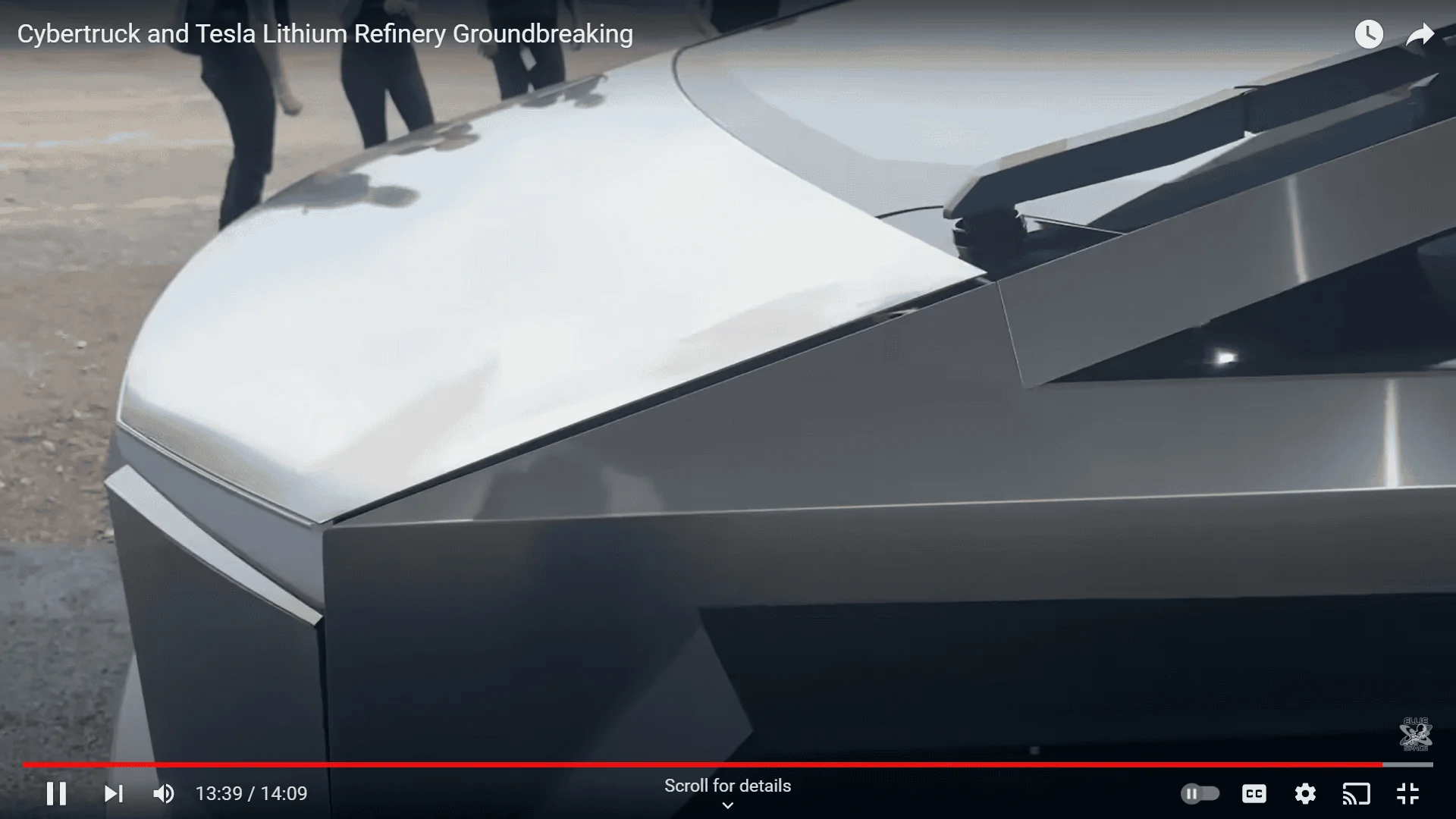 Tesla Cybertruck Cybertruck bed rack / tool rack + accessories (shovels) first look! 🧰 Screenshot (157)