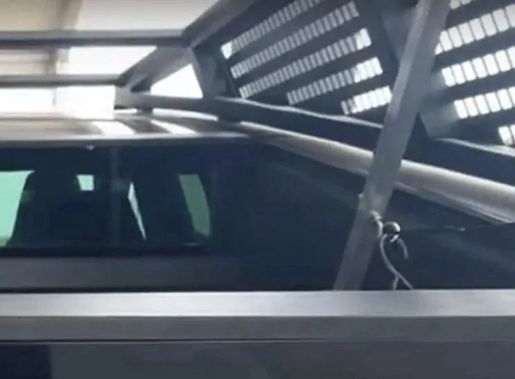 Tesla Cybertruck Cybertruck bed rack / tool rack + accessories (shovels) first look! 🧰 rack closeu