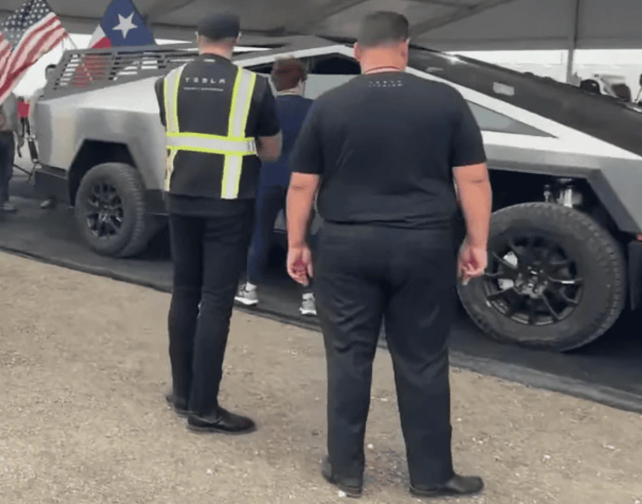 Tesla Cybertruck Cybertruck bed rack / tool rack + accessories (shovels) first look! 🧰 1683666466743