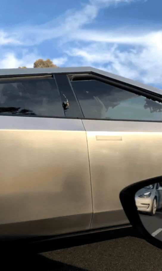 Tesla Cybertruck What's this? Are they fly window locks? Cameras for the Leno show? Rear window locks to fold it down? 1592409482427