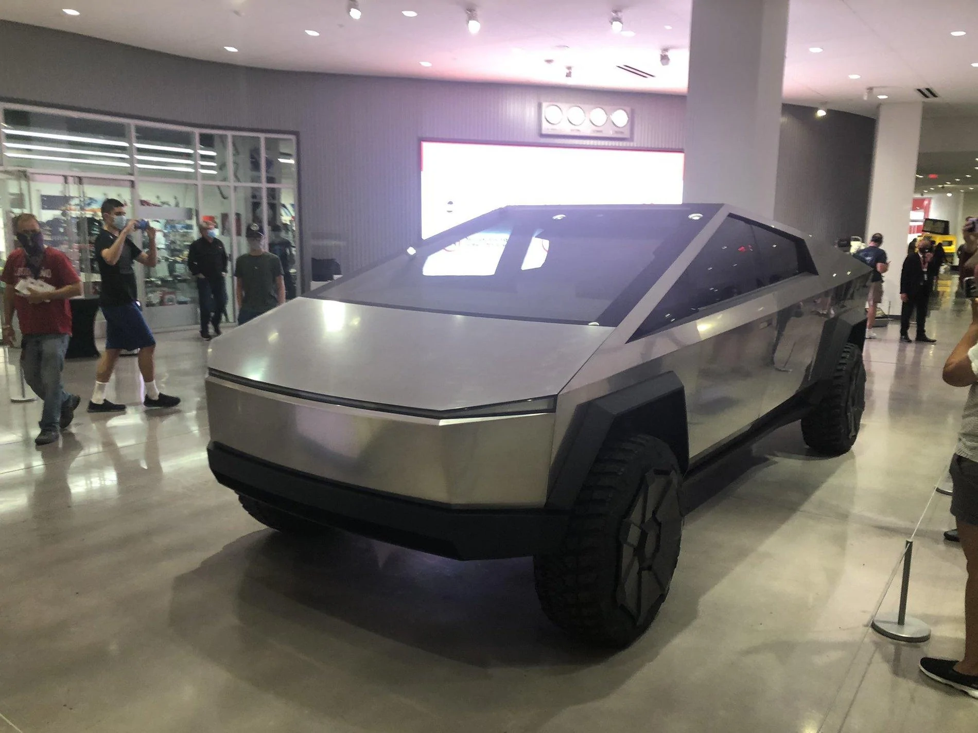 Tesla Cybertruck Cybertruck pics & videos from the Petersen Automotive Museum [Dates Extended Until July 5] Ea-QiGxWoAAZjMH
