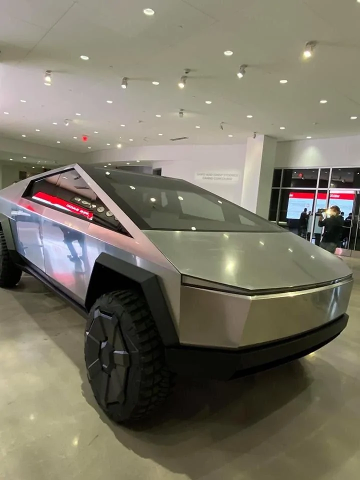Tesla Cybertruck Cybertruck pics & videos from the Petersen Automotive Museum [Dates Extended Until July 5] Tesla-Cybertruck-Petersen-Museum-Ea-isv4WkAsLAcD