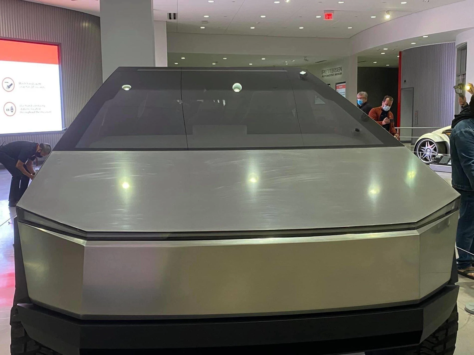 Tesla Cybertruck Cybertruck pics & videos from the Petersen Automotive Museum [Dates Extended Until July 5] Tesla-Cybertruck-Petersen-Museum-Ea-isv8WAAA2X6d