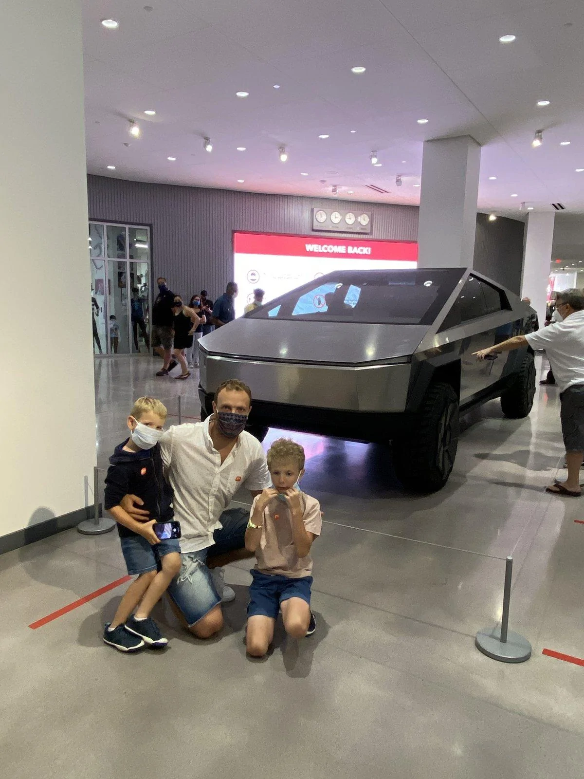 Tesla Cybertruck Cybertruck pics & videos from the Petersen Automotive Museum [Dates Extended Until July 5] 0F7EA2D1-3929-4BEE-A272-E5E7C2BDCD72