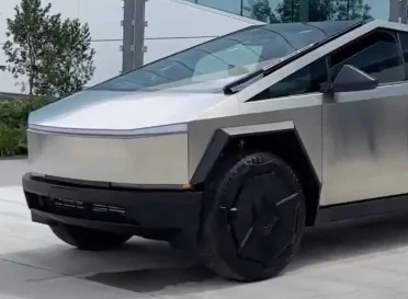 Tesla Cybertruck Leaked interior Cybertruck photo! Bo0aAr