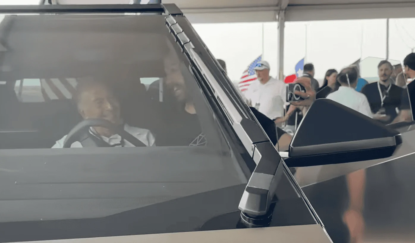 Tesla Cybertruck Leaked interior Cybertruck photo! 1685576837207