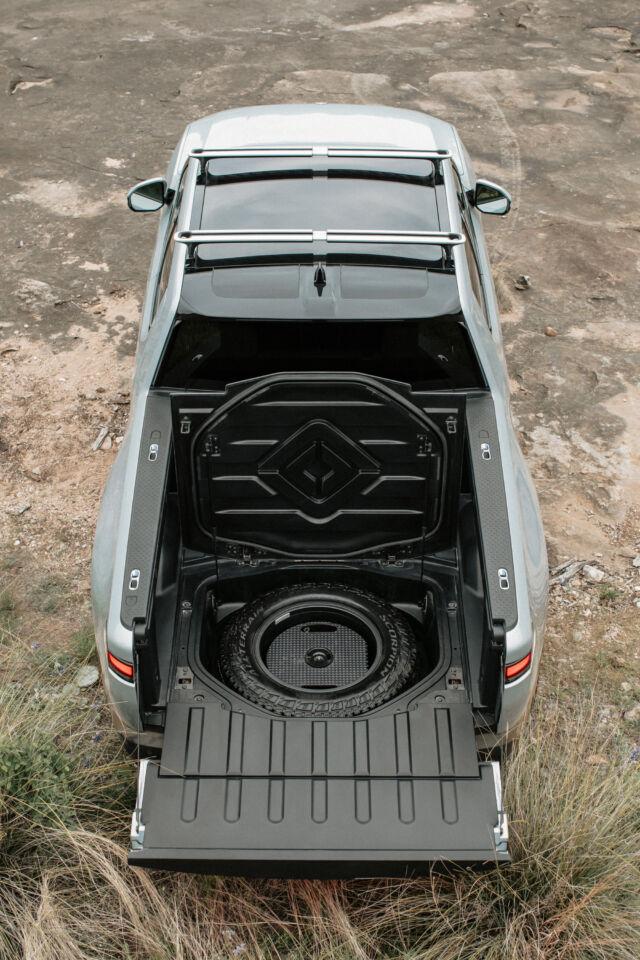 Rivian-R1T-spare-wheel-bed-640x960.jpg
