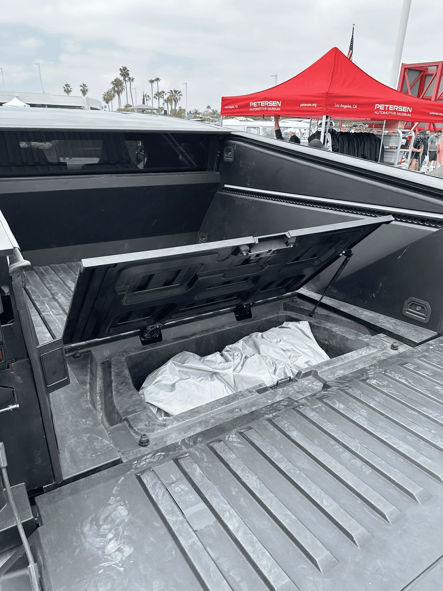 Tesla Cybertruck Cybertruck vault sub-trunk fully opened! + Tonneau cover and tailgate lowering in action! 1687788838918