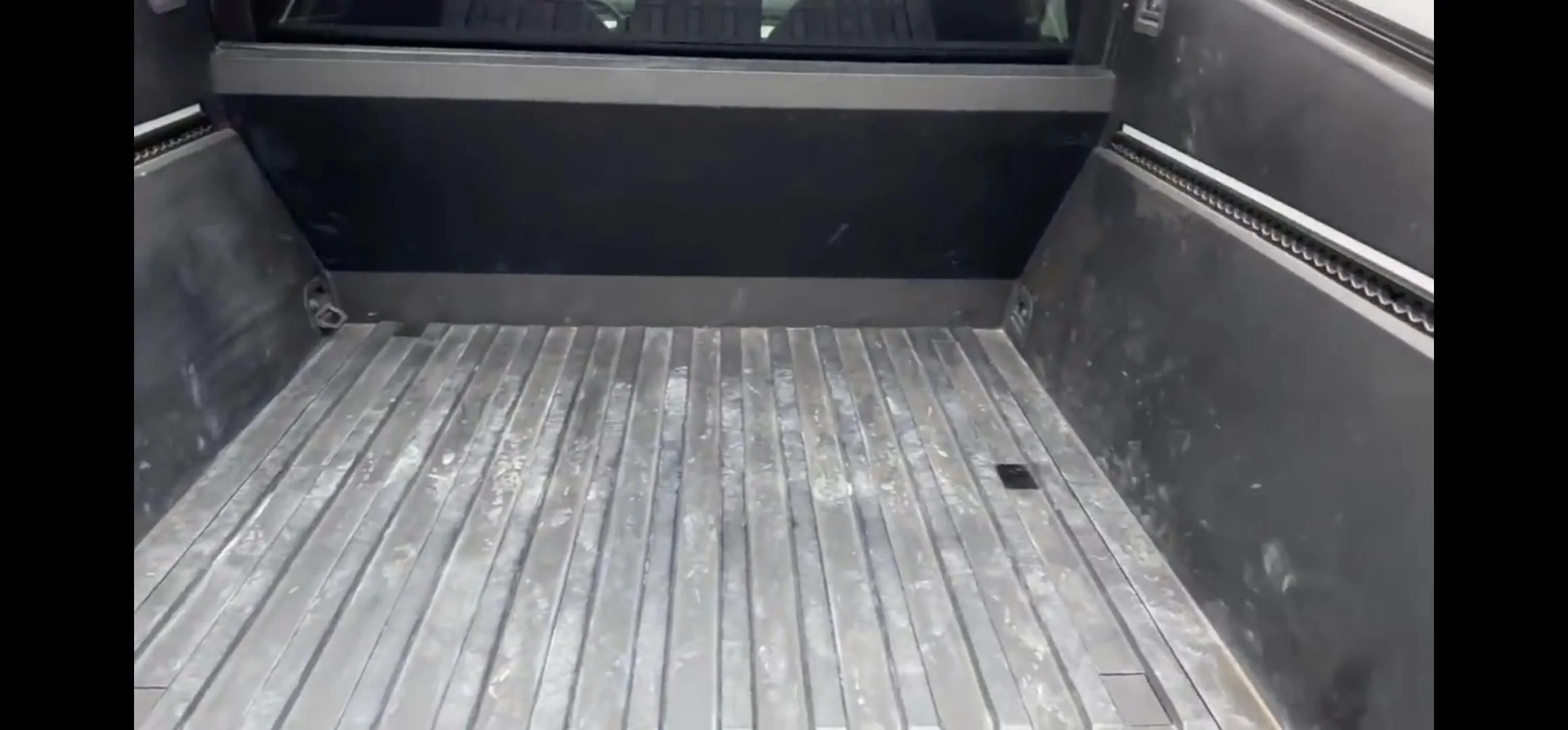 Tesla Cybertruck Cybertruck vault sub-trunk fully opened! + Tonneau cover and tailgate lowering in action! Screenshot_20230627_114423_Twitter