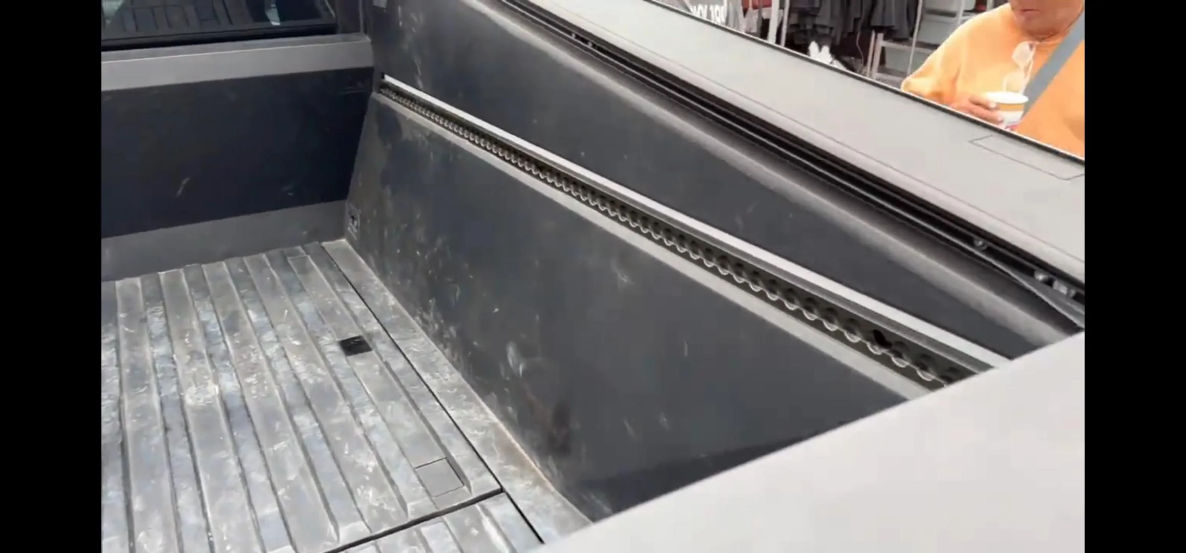 Tesla Cybertruck Cybertruck vault sub-trunk fully opened! + Tonneau cover and tailgate lowering in action! Screenshot_20230627_114524_Twitter