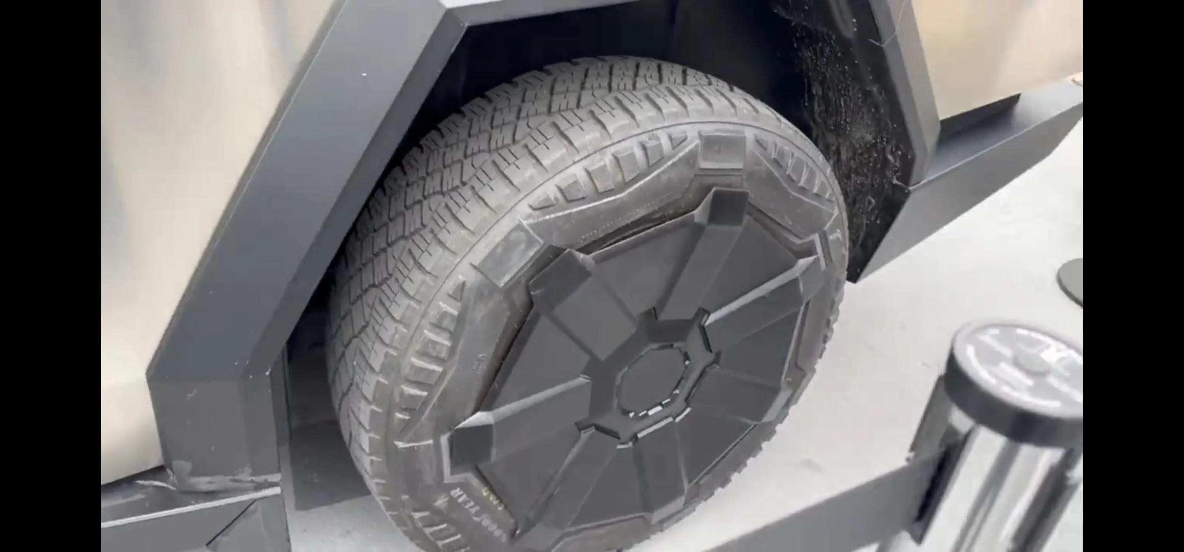Tesla Cybertruck Cybertruck vault sub-trunk fully opened! + Tonneau cover and tailgate lowering in action! Screenshot_20230627_114818_Twitter