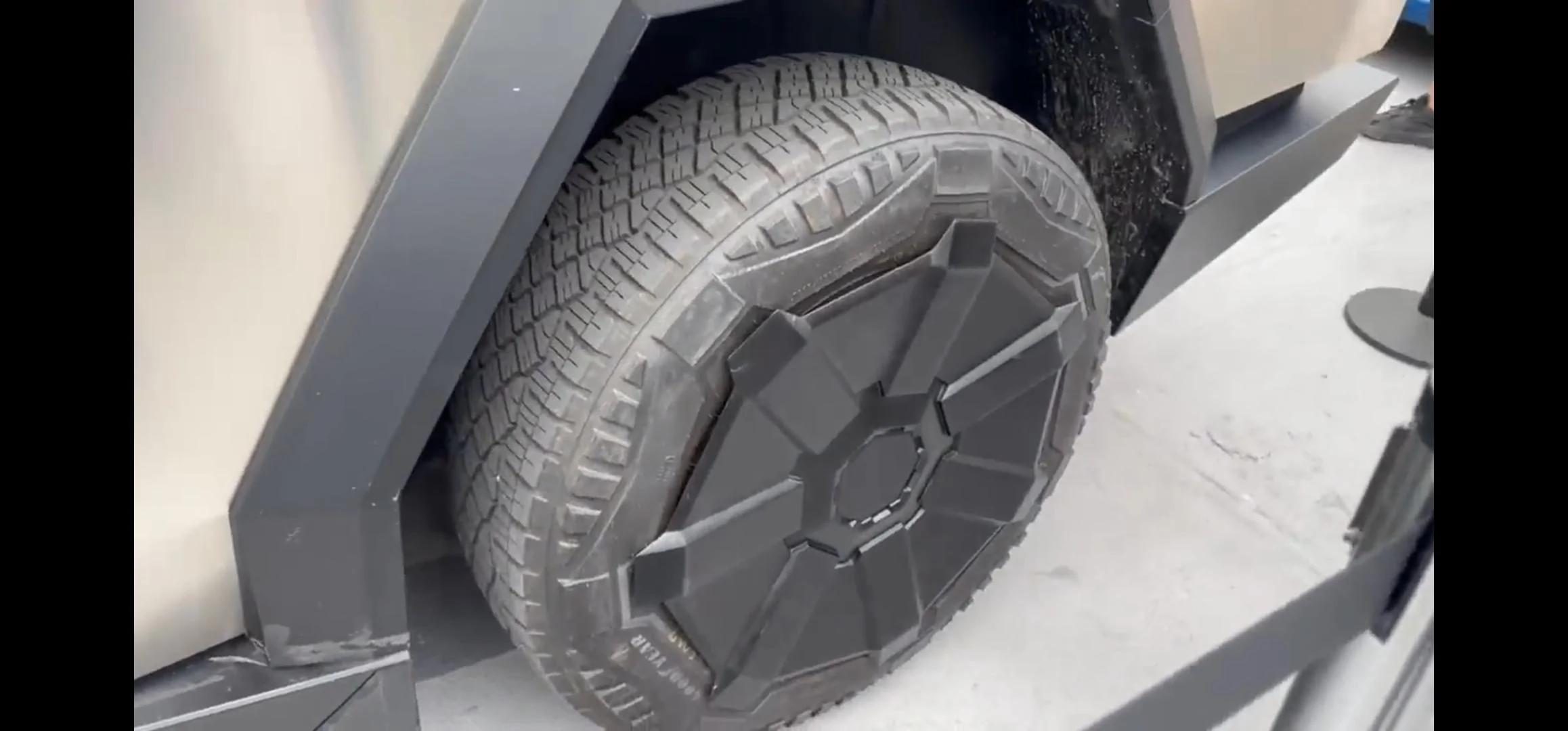 Tesla Cybertruck Cybertruck vault sub-trunk fully opened! + Tonneau cover and tailgate lowering in action! Screenshot_20230627_114757_Twitter