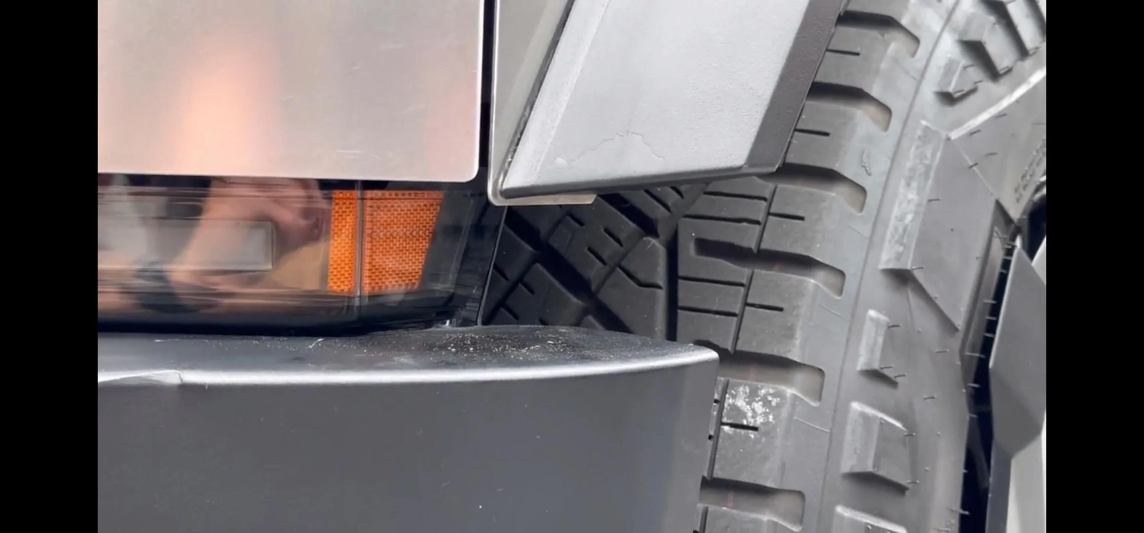 Tesla Cybertruck Cybertruck vault sub-trunk fully opened! + Tonneau cover and tailgate lowering in action! Screenshot_20230627_121813_Twitter