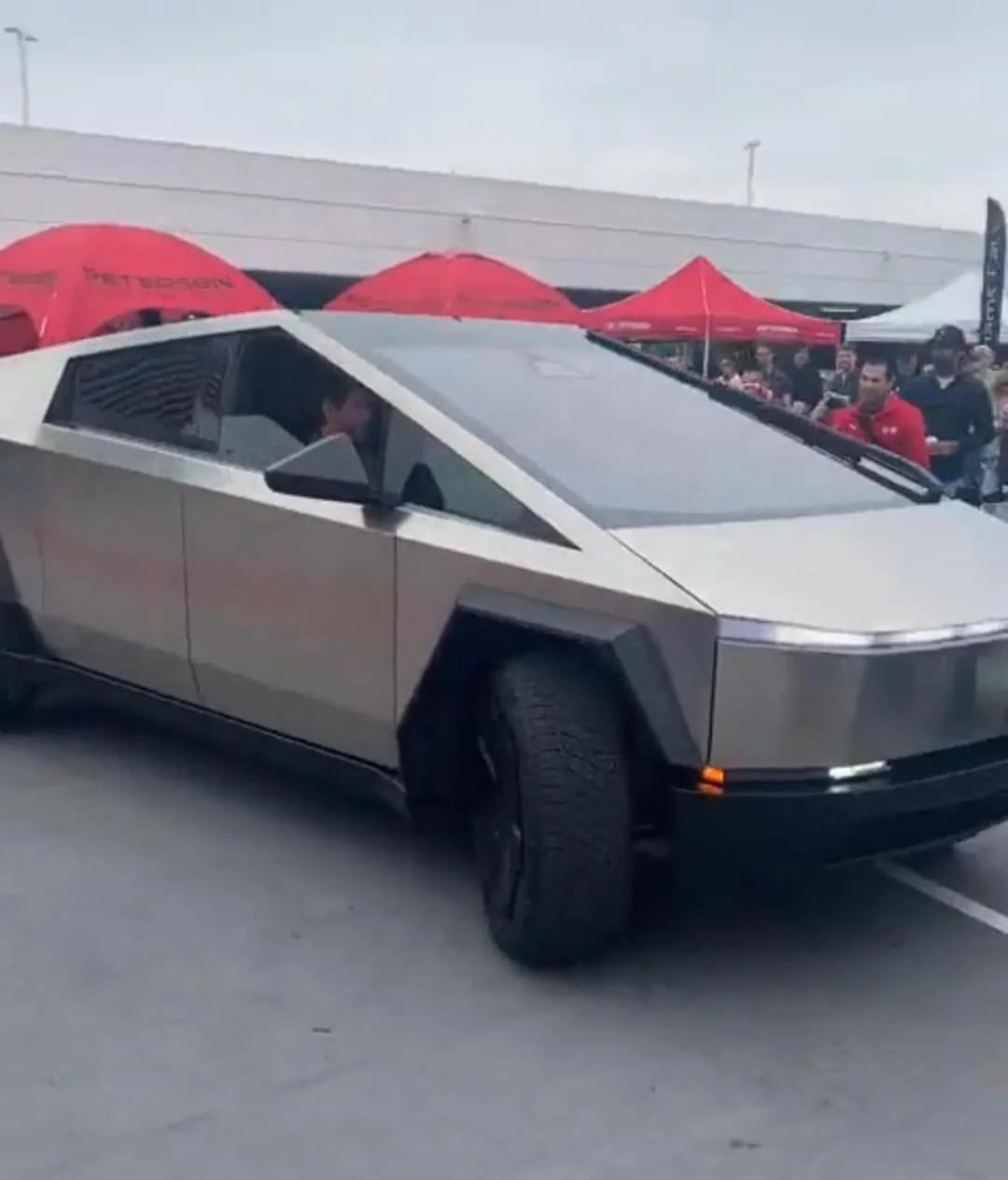 Tesla Cybertruck Cybertruck vault sub-trunk fully opened! + Tonneau cover and tailgate lowering in action! Screenshot_20230627_123051_Twitter
