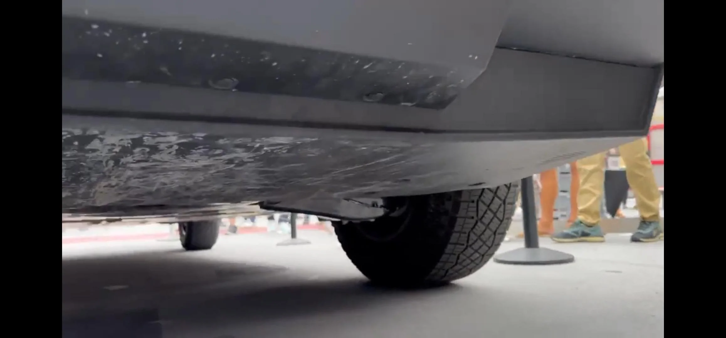 Tesla Cybertruck Cybertruck vault sub-trunk fully opened! + Tonneau cover and tailgate lowering in action! Screenshot_20230627_125034_Twitter