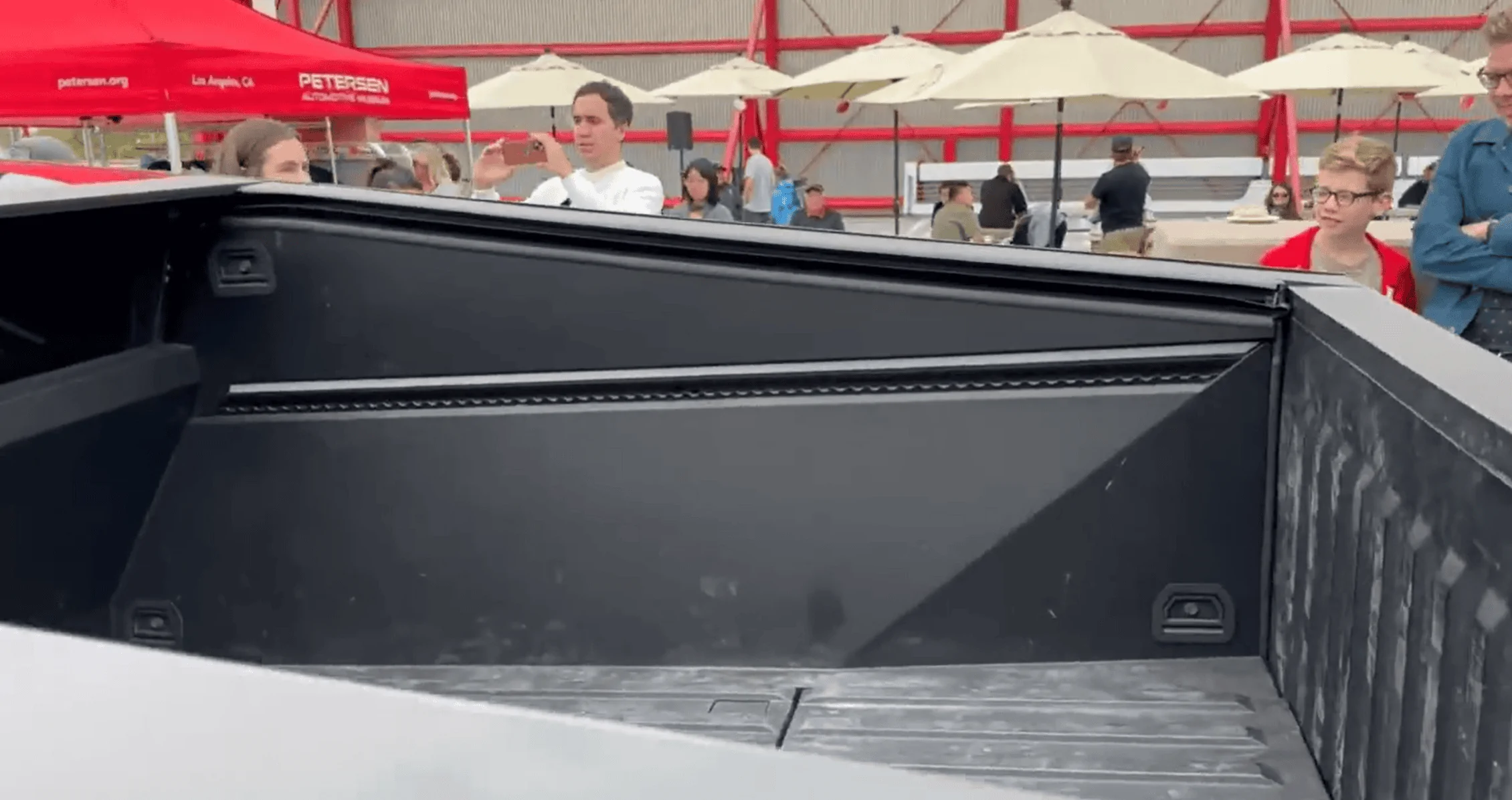 Tesla Cybertruck Pre-Production Proto Bed and Bulkhead Features Analysis Screenshot (202)