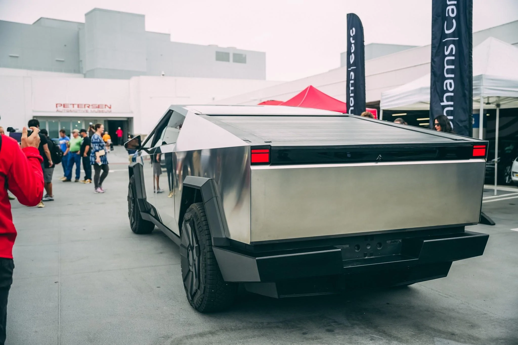 Tesla Cybertruck (Pics) Auto evolution wrote an article about cars and coffee cybertruck tesla-cybertruck-features-sliding-sun-visors-and-no-handles-in-the-cockpit_6