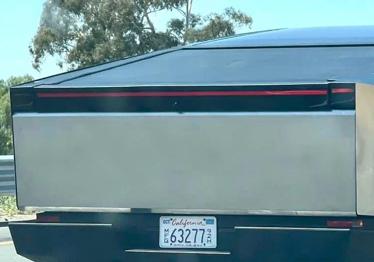 Cybertruck brake light bar LED.jpeg