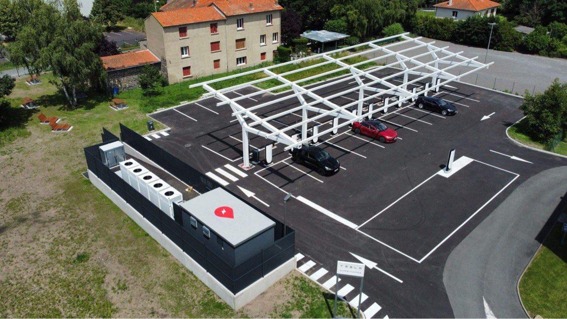 Tesla Cybertruck Will including pull-throughs be the norm for v4 chargers? F0cjeuOWYAAP_L3