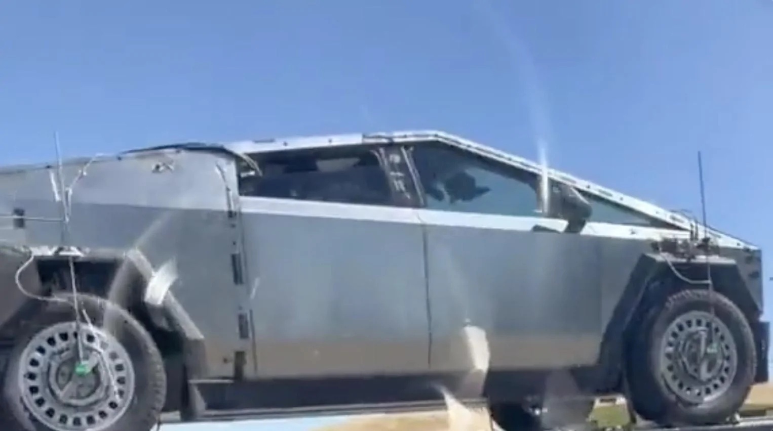 Tesla Cybertruck Video: Cybertruck with testing equipment (steel wheels + force transducers) Tesla Cybertruck testing equipment 3