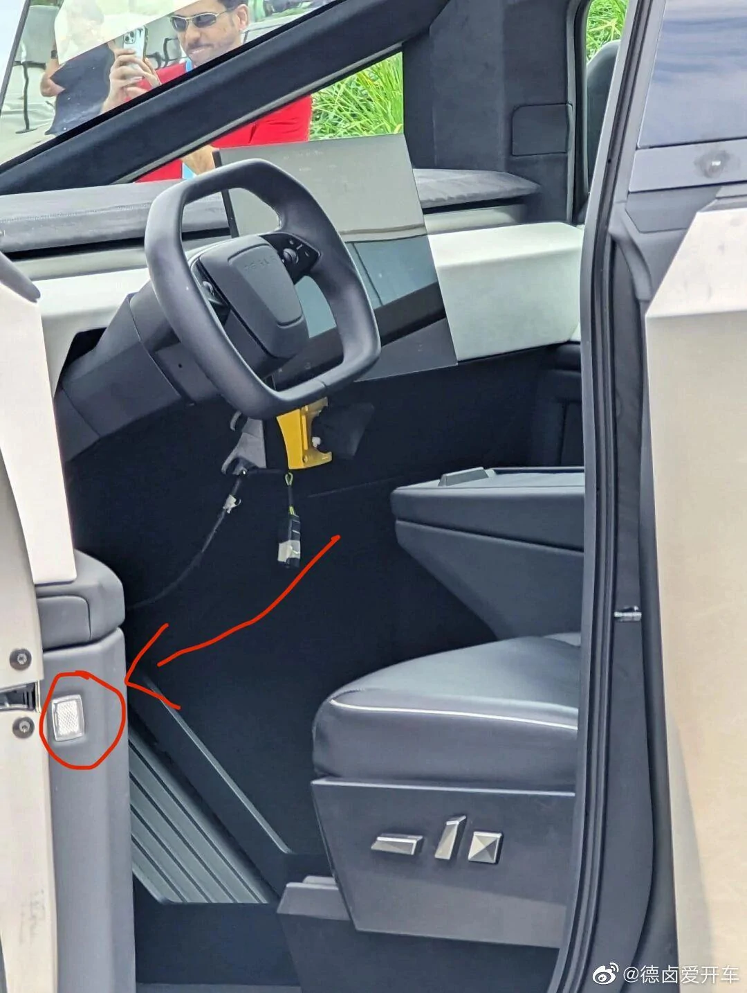 Tesla Cybertruck Leaked interior Cybertruck photo! IMG_0665
