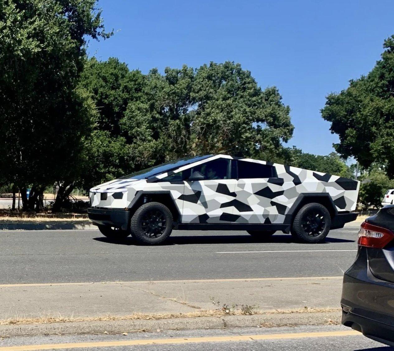 Tesla Cybertruck Cybertruck spotted vs. Model X and on freeway soaking up bumps with air suspension (7/5/23) F1PvpdXWYAAAjIX