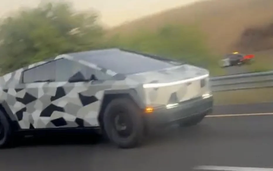 Tesla Cybertruck Videos: Camo Cybertruck BLASTS BY at speed! All lights on! 🚨 [7/17/23] IMG_4034