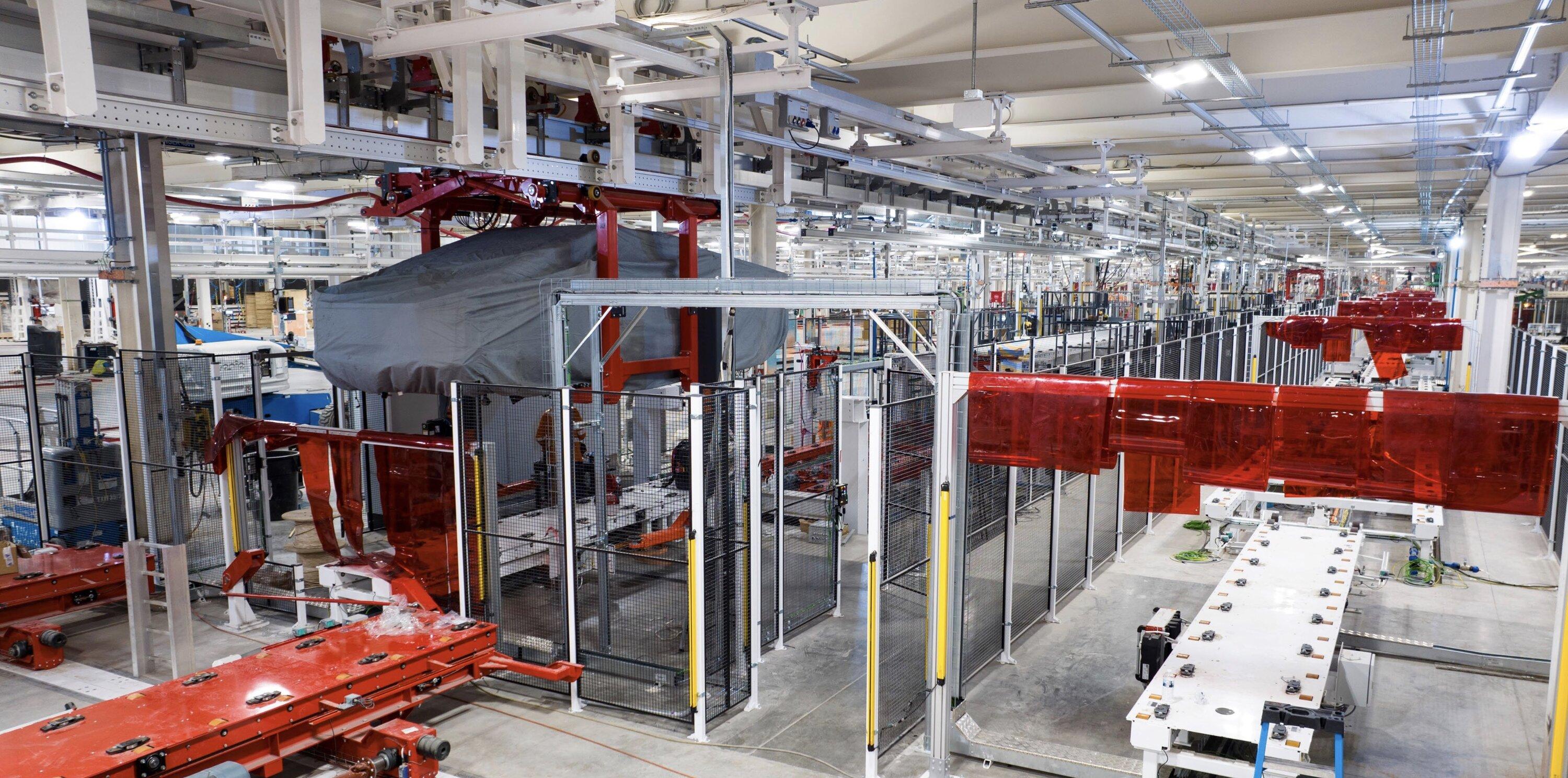 Tesla Cybertruck 📣 News! Cybertruck deliveries on track for this year, sub-19 ft length + 6 ft bed length ++ lots of pics from deck! 1689797278303