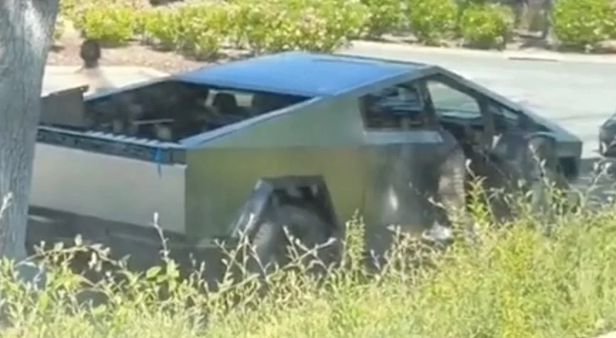 Tesla Cybertruck Cybertruck spotted with door & vault open. Tail light bar removed (new video 7/19/23) cybertruck door open vault open3